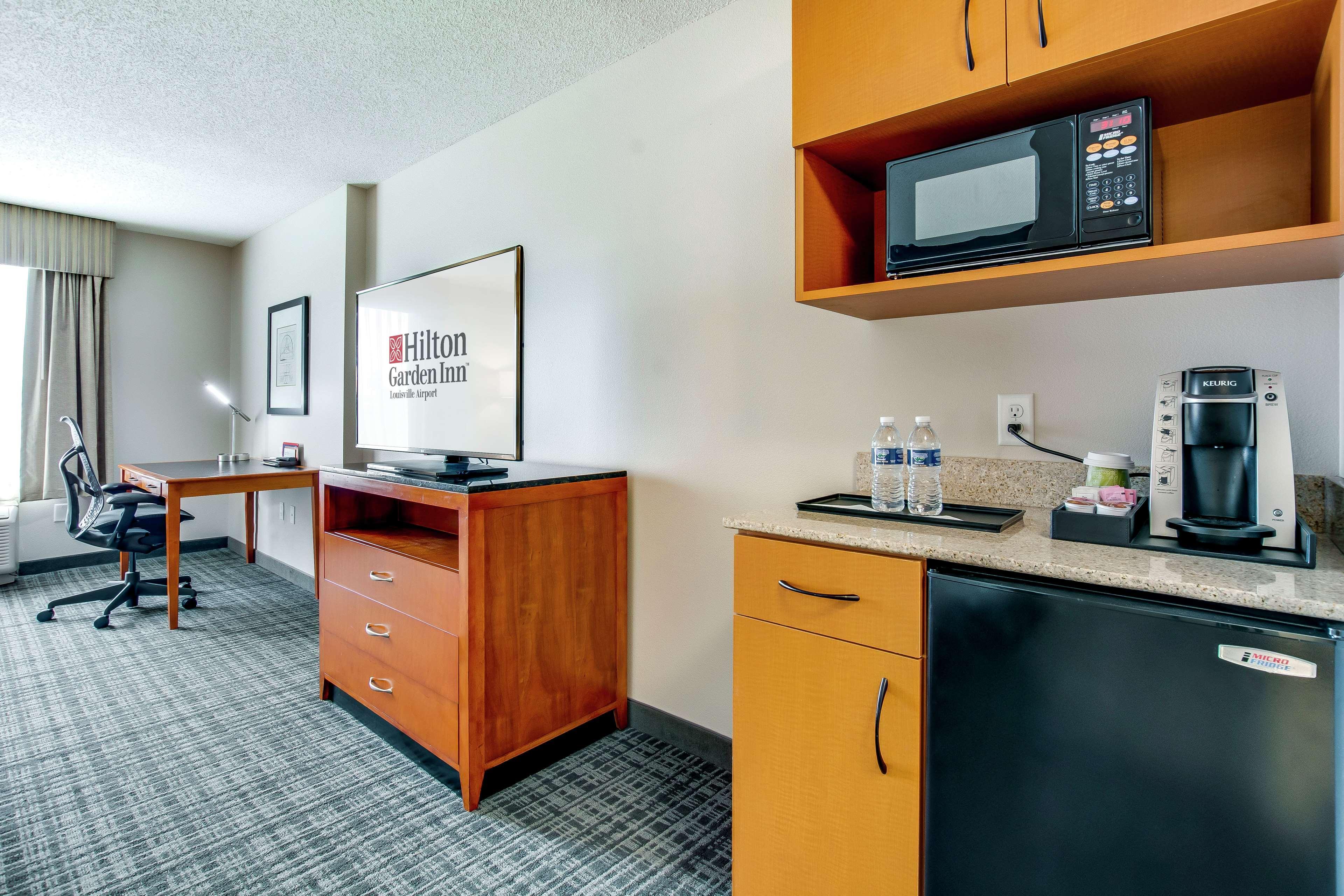 Hilton Garden Inn Louisville Airport Exterior photo