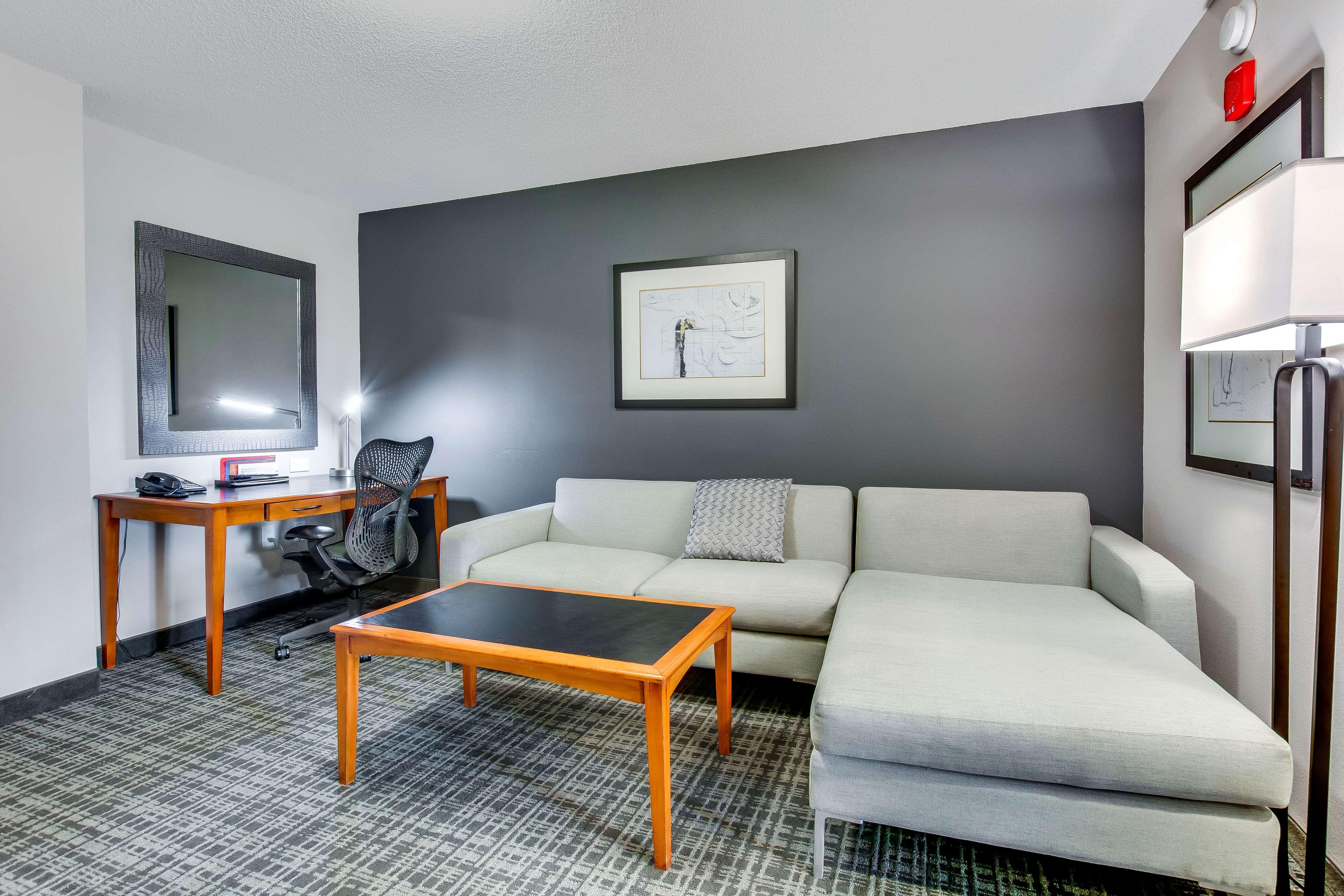Hilton Garden Inn Louisville Airport Exterior photo
