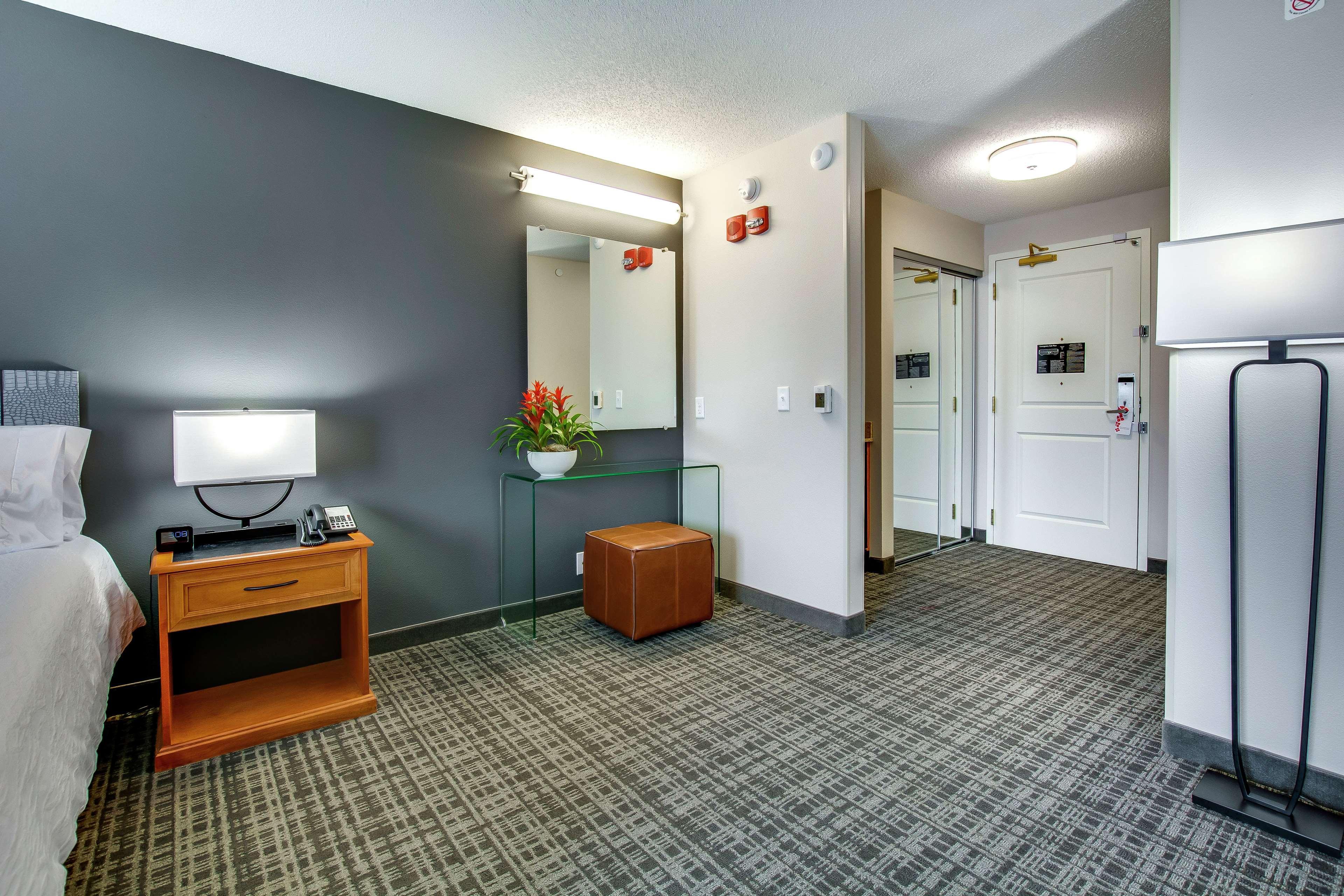Hilton Garden Inn Louisville Airport Exterior photo