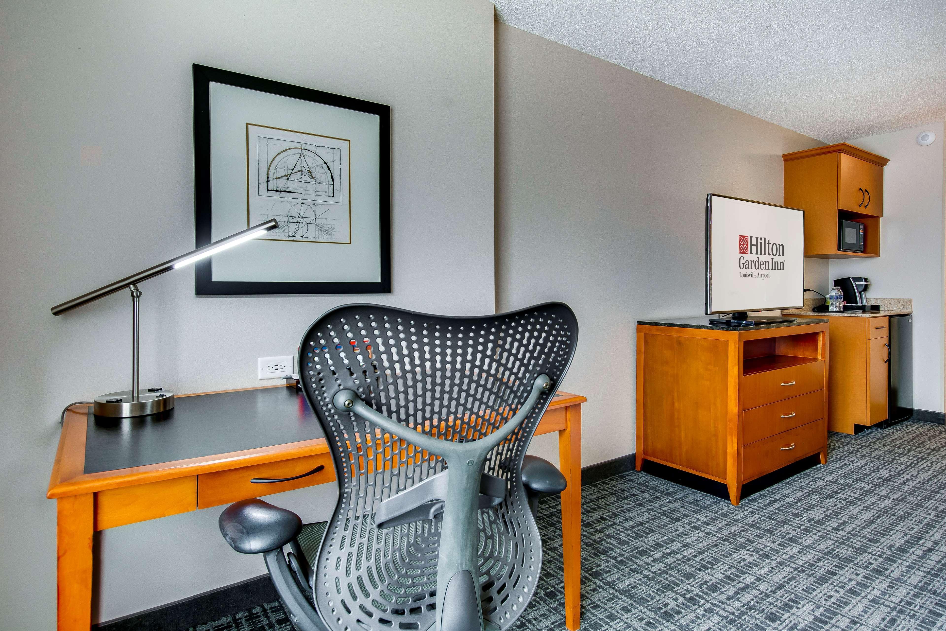 Hilton Garden Inn Louisville Airport Exterior photo
