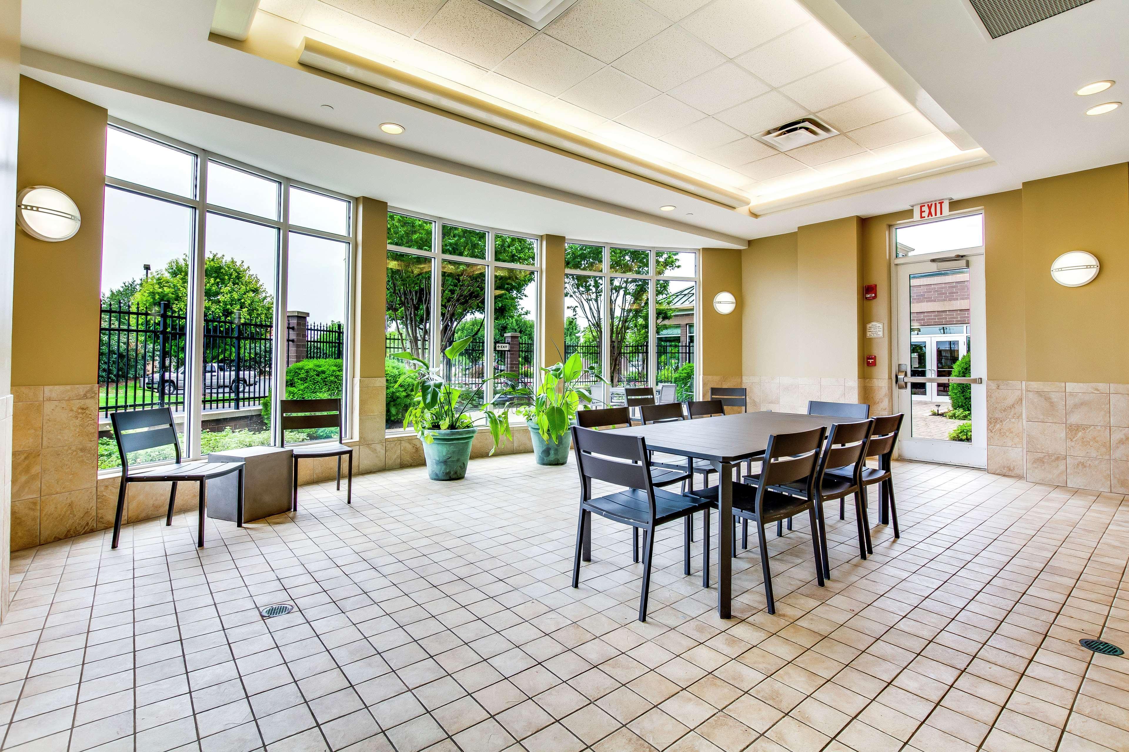 Hilton Garden Inn Louisville Airport Exterior photo
